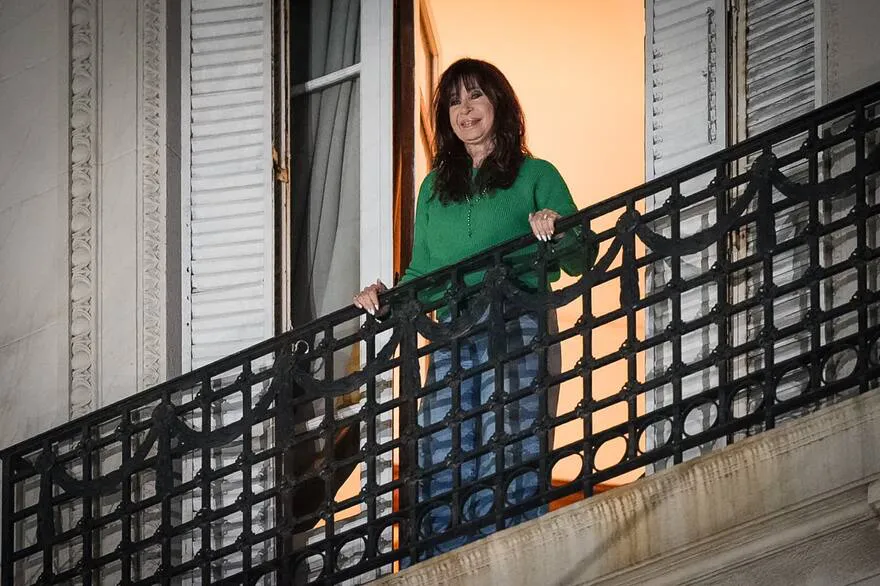cristina-kirchner-salio-al-balcon-a-saludar-este-6HN73HQHTBFBXDKE2P5Z7BMKY4