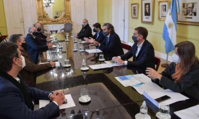 La reunión de esta mañana en Casa de Gobierno en la que se acordó la intensificación de los controles. (Télam)