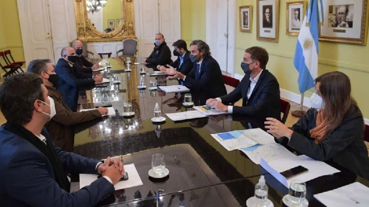 La reunión de esta mañana en Casa de Gobierno en la que se acordó la intensificación de los controles. (Télam)