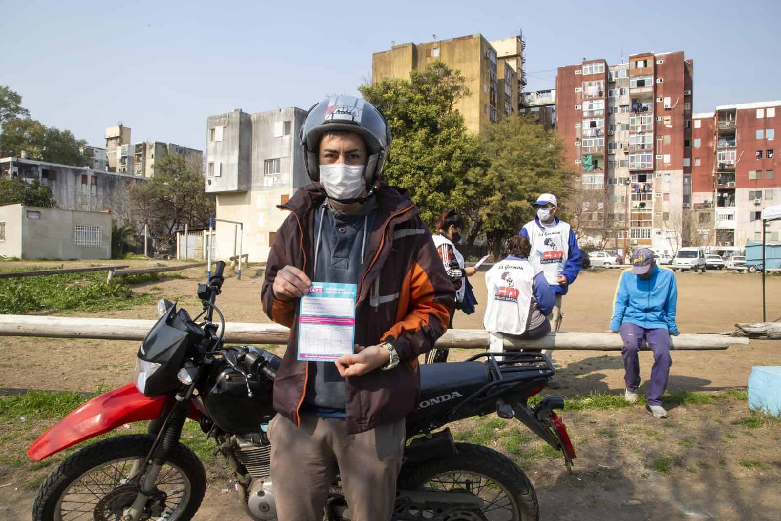 Con el operativo ?casa por casa?, el Gobierno bonaerense inoculó ayer a 700 personas en el Conurbano. (Télam)