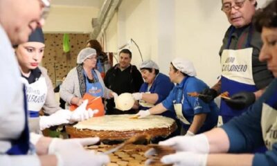 Elaboradores preparando los alfajores