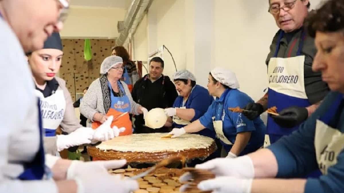 Elaboradores preparando los alfajores